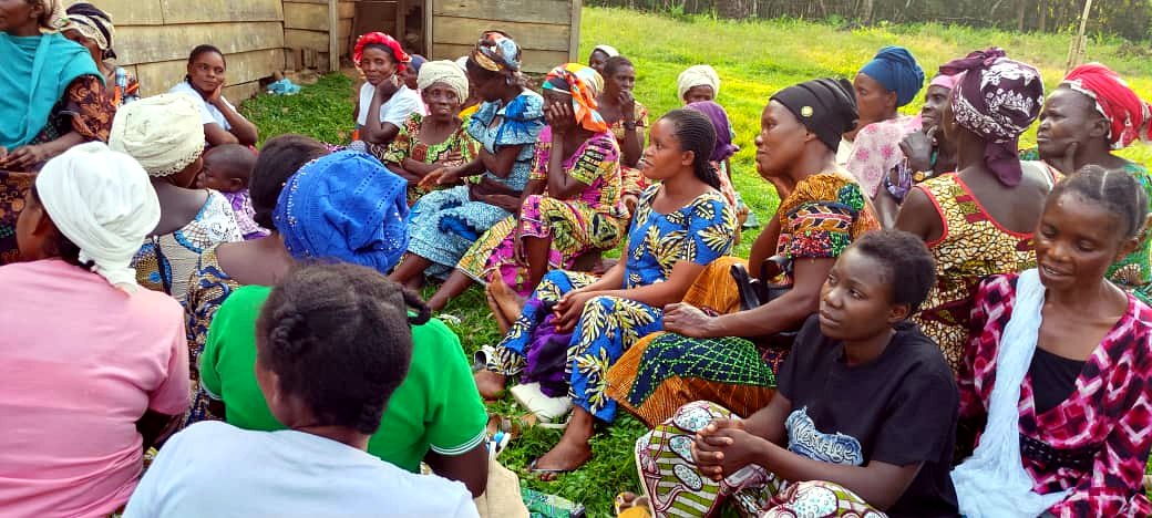 Femmes réunies en assemblée communautaire