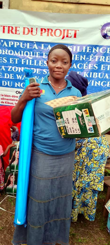 Jeune femme bénéficiaire avec sa machine à coudre